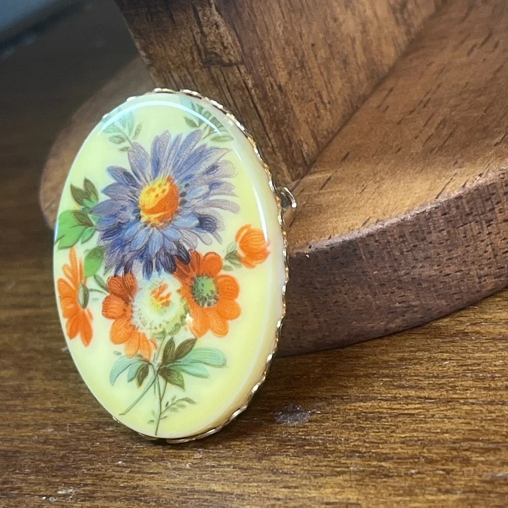 Vtg Oval Floral Brooch Gold Tone Scalloped Frame Purple Orange Flowers Pin
